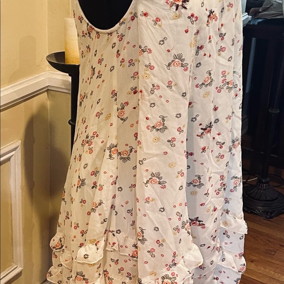 💐EVIE MICRO SEQUINS FLORAL RUFFLE DRESS . - Picture 6 of 11